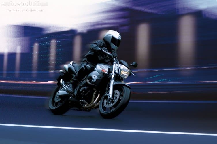Suzuki GSR 600 - 1