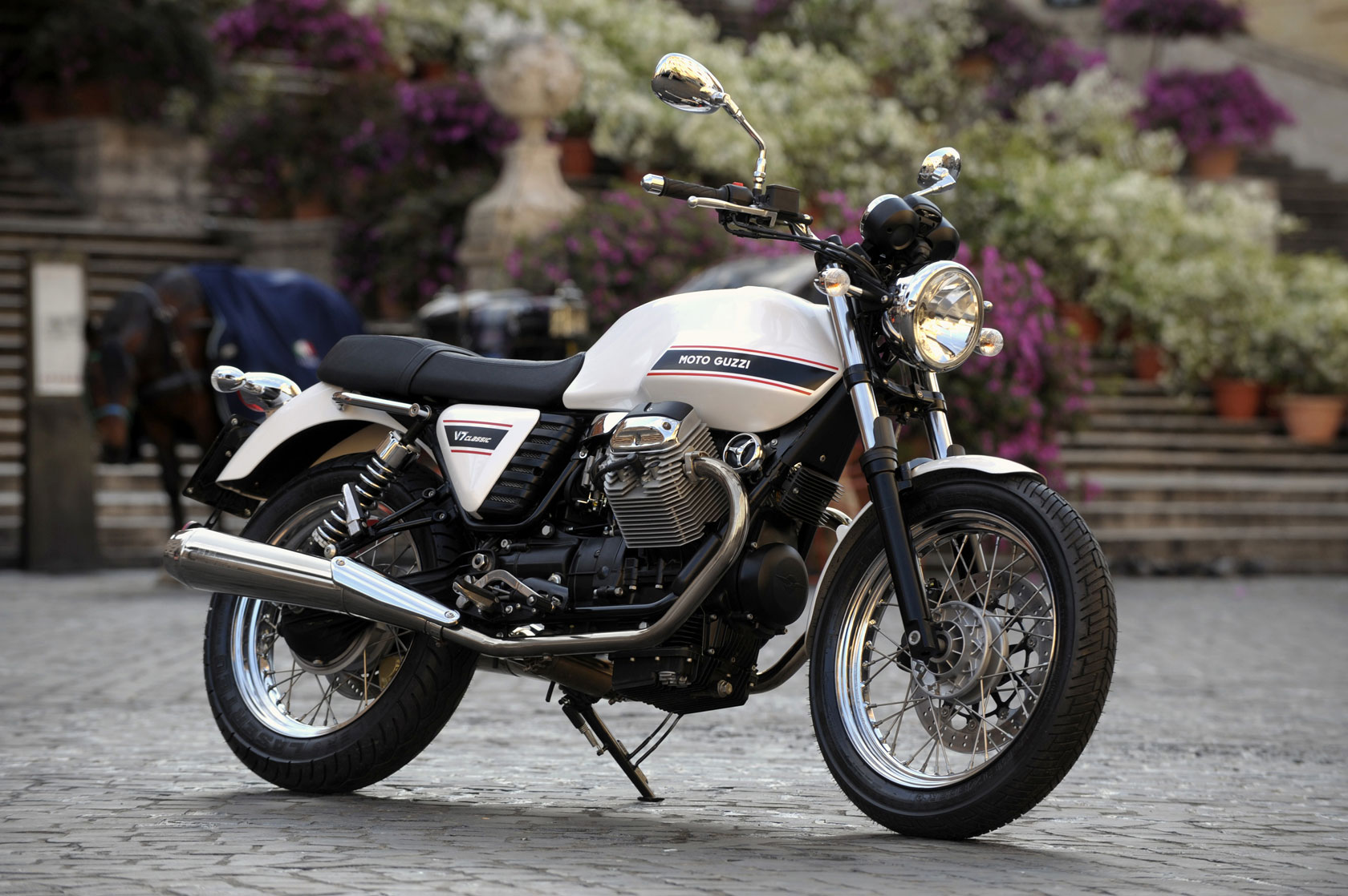MOTO GUZZI V7